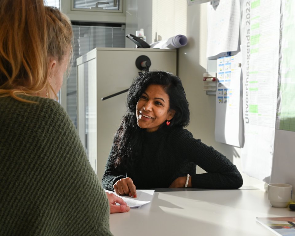 Financieel adviseur achter haar bureau