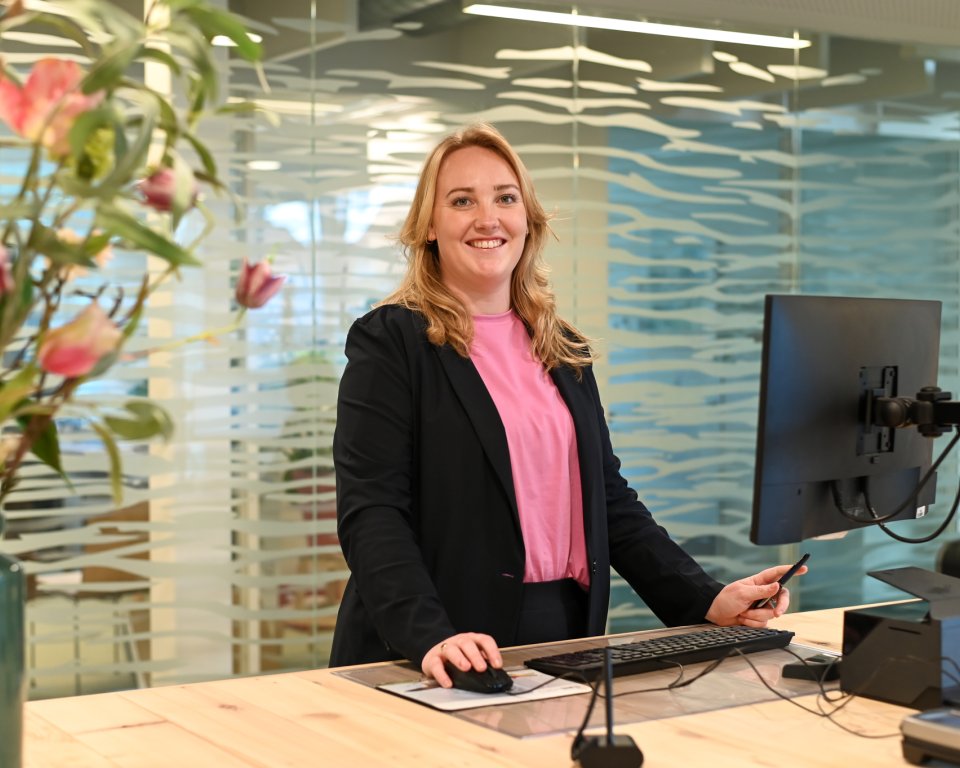 Medewerker Leah Buren achter publieksbalie.