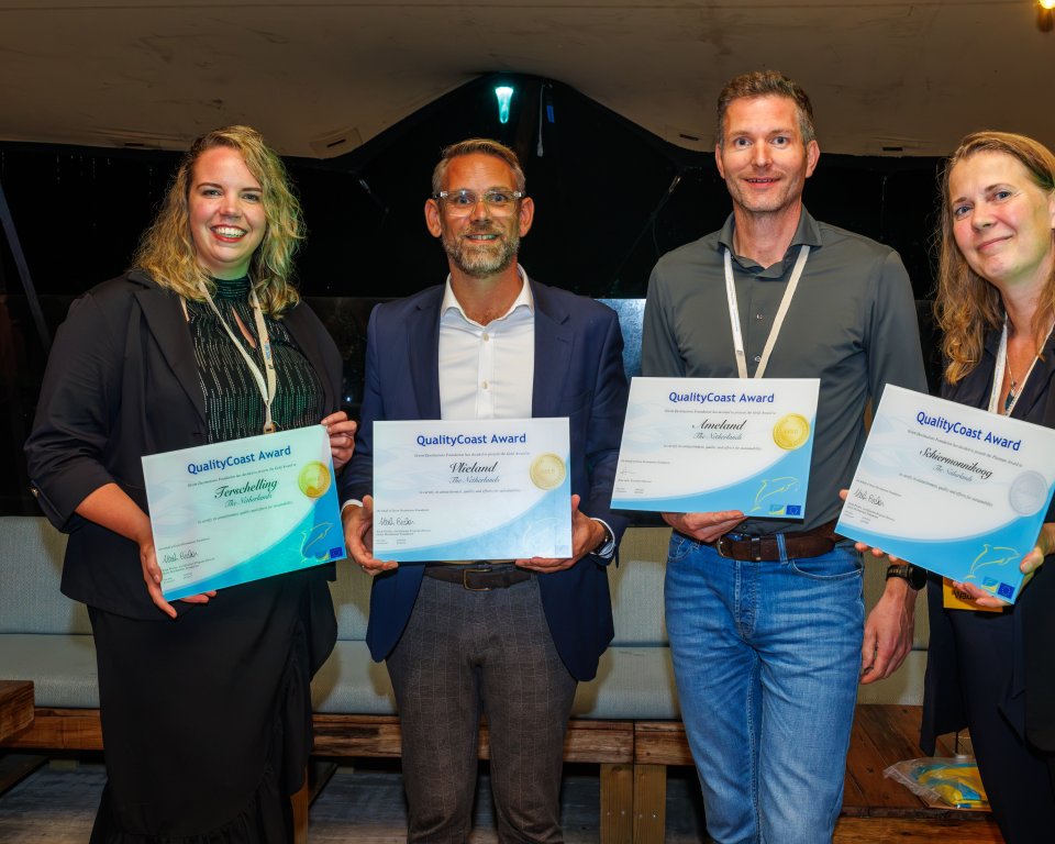 Awards worden in ontvangst genomen door Danielle Scheepstra van Terschelling, Stefan van Keijzerswaard van Vlieland, Theo Faber van Ameland en Ilja Zonneveld van Schiermonnikoog
