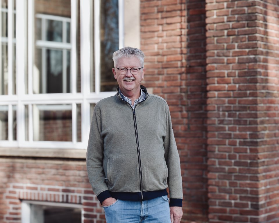 Gossen Bos poserend voor een gebouw
