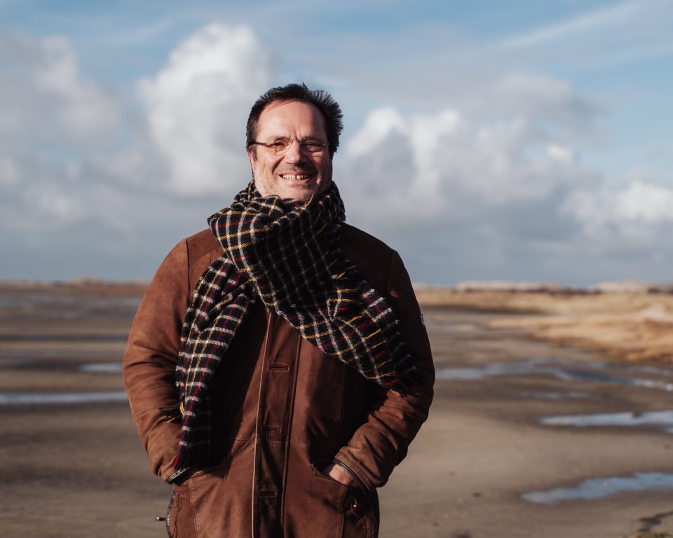 Raadslid René Bultena buiten bij het zeeliedenmonument.