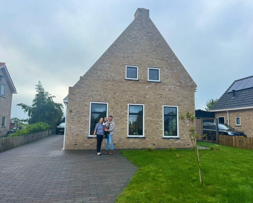 Het gezin voor hun woning