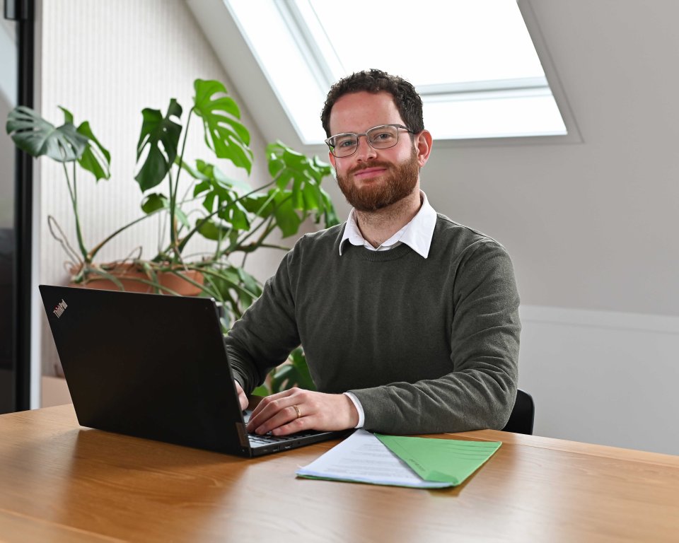 Onderzoeker Jesse van Planbureau Fryslân zittend aan een bureau.