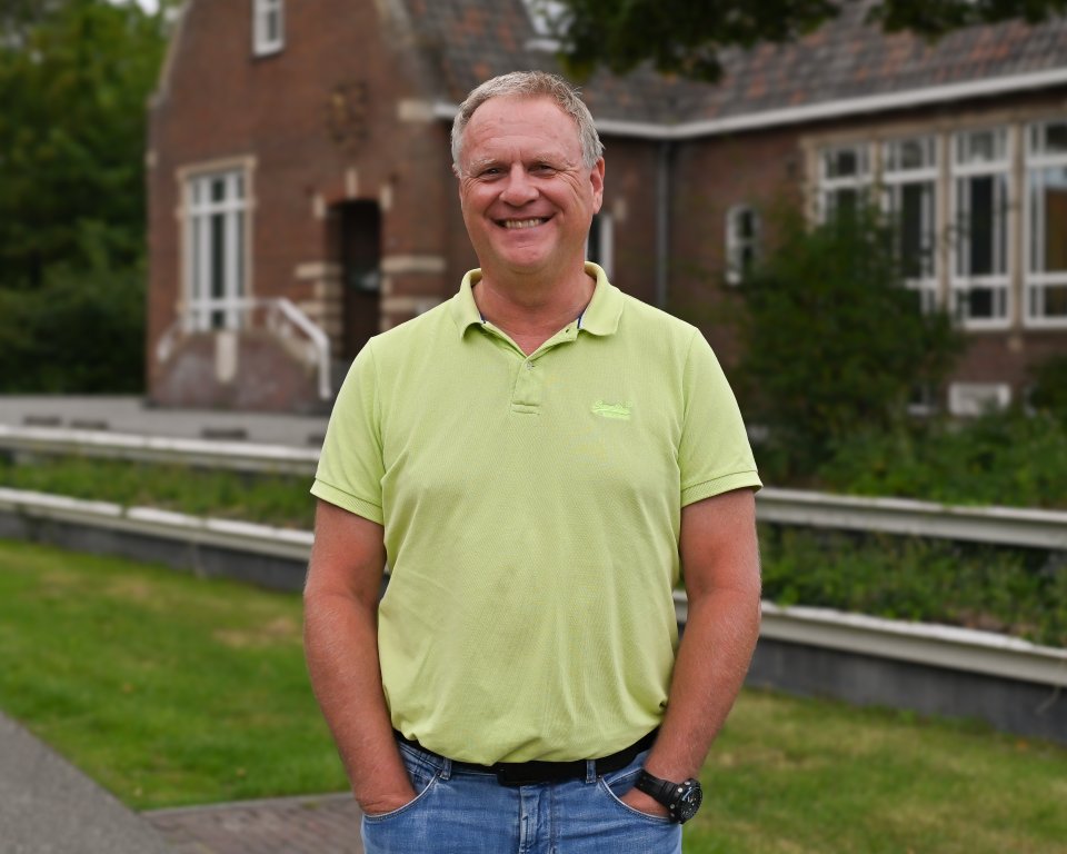 Portretfoto van Kees Jan Doeksen voor het gemeentehuis