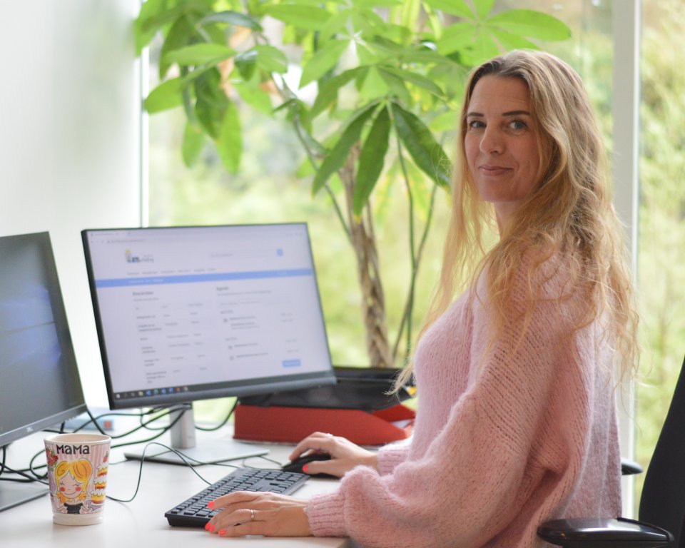 Nienke de Vries op haar werkplek achter de computer