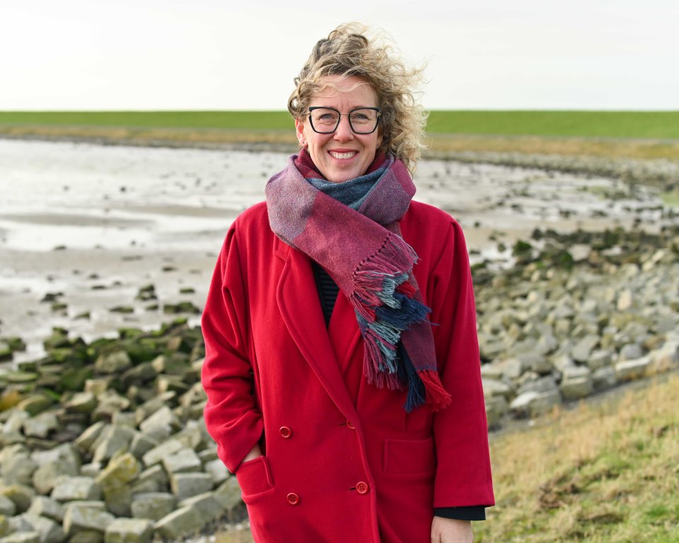 Projectleider Willemijn Steentjes van Vers van Eilander Bodem bij het wad op Terschelling.