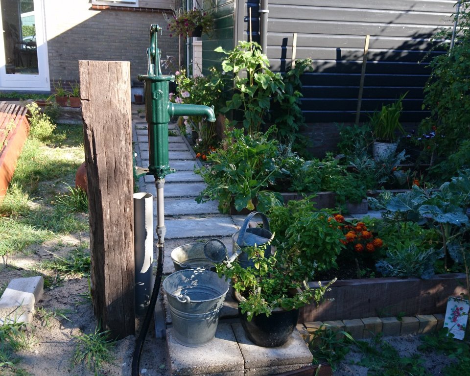 Waterpomp in tuin van Stella en Louis Zandbergen