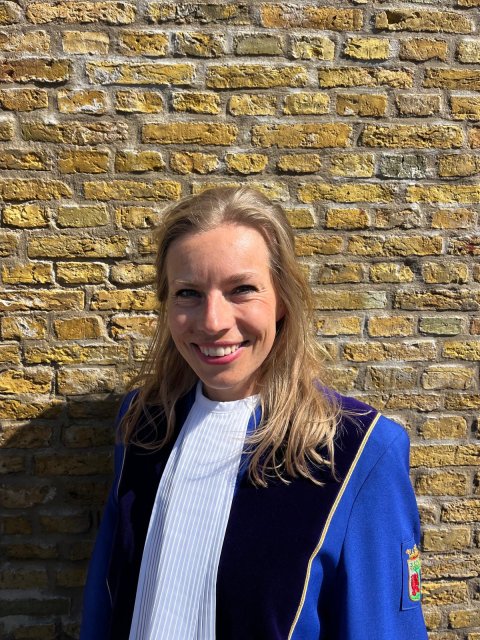 Antsje van der Zee in toga voor het gemeentehuis