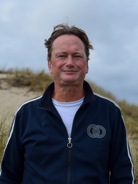 Rieme Jan staat in de duinen en kijkt in de camera