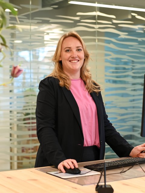 Medewerker Leah Buren achter publieksbalie.
