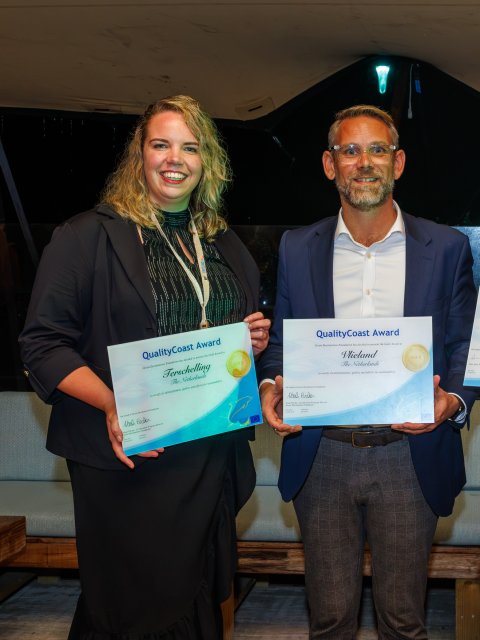 Awards worden in ontvangst genomen door Danielle Scheepstra van Terschelling, Stefan van Keijzerswaard van Vlieland, Theo Faber van Ameland en Ilja Zonneveld van Schiermonnikoog