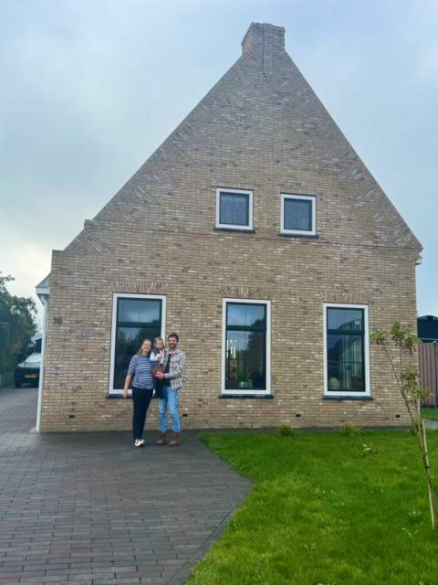 Het gezin voor hun woning