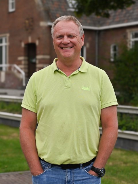 Portretfoto van Kees Jan Doeksen voor het gemeentehuis
