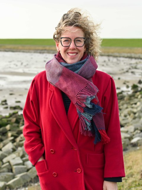 Projectleider Willemijn Steentjes van Vers van Eilander Bodem bij het wad op Terschelling.