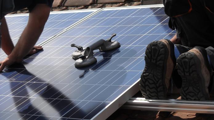 Installatie zonnepaneel op dak