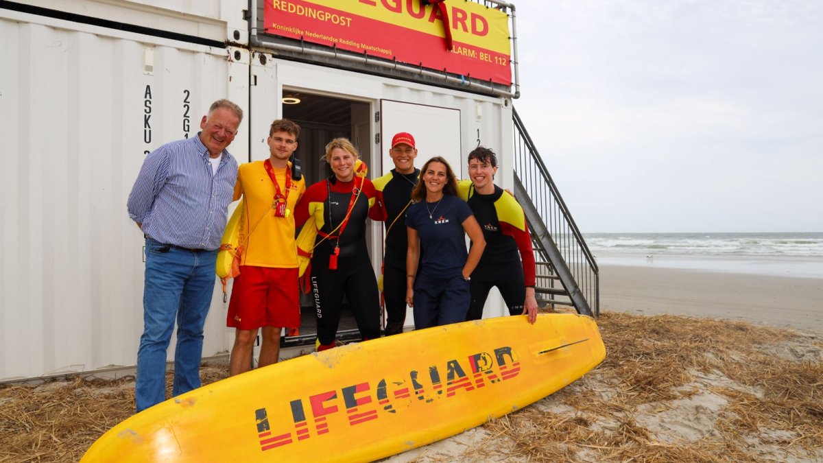 Burgemeester Cazemier brengt bezoek aan nieuwe lifeguardpost