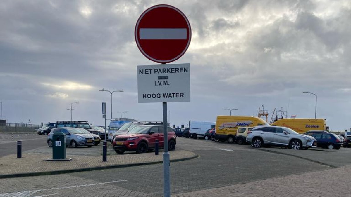 Hoogwater verwacht op het havenplein en aan de Willem Barentszkade
