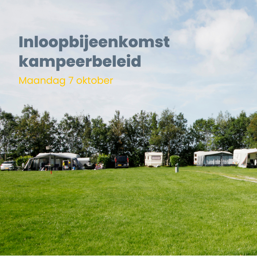 Een camping met caravans op een grasveld.