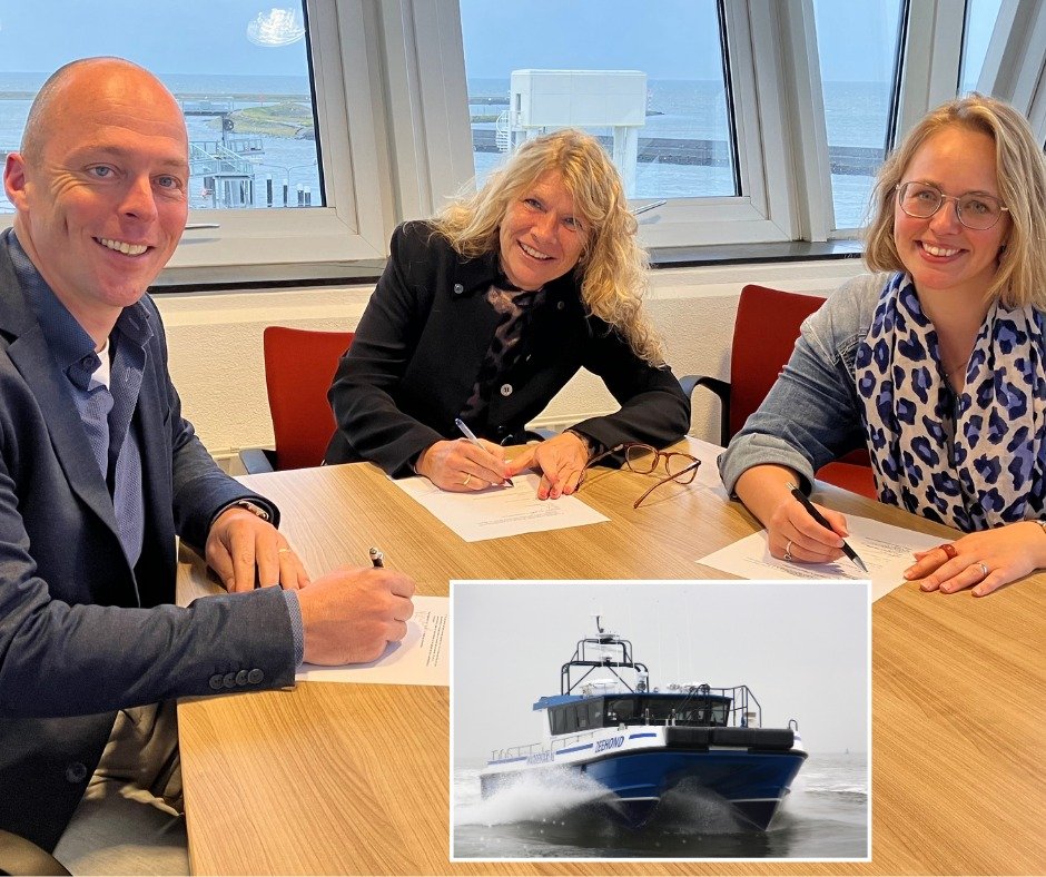 Op de foto v.l.n.r. directeur Dirk Spoor (Rederij Doeksen), wethouder Jeltje Hoekstra (Terschelling) en wethouder (Marieke Vellinga (Vlieland)