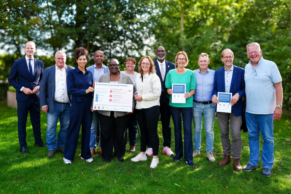 Groepsfoto van de vertegenwoordigers van de acht Nederlandse eilanden
