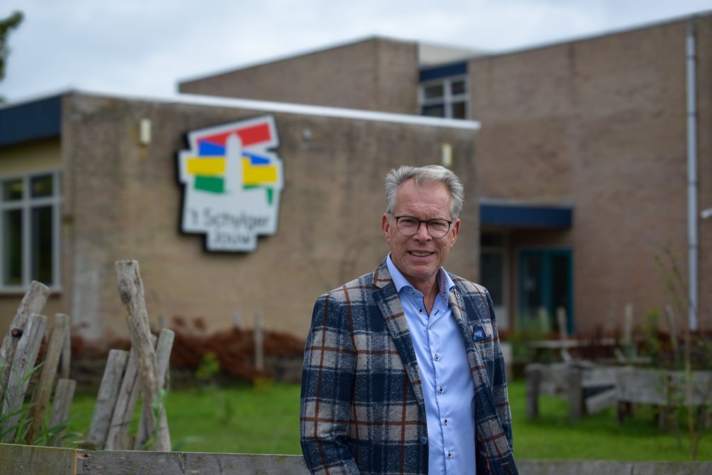 Jan staat voor het schoolgebouw van 't Schylger Jouw