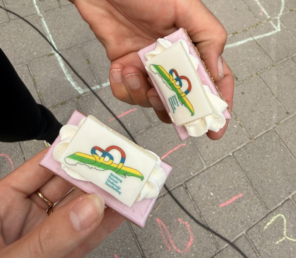 Pondkoek met het logo van Stichting Primair Onderwijs Terschelling