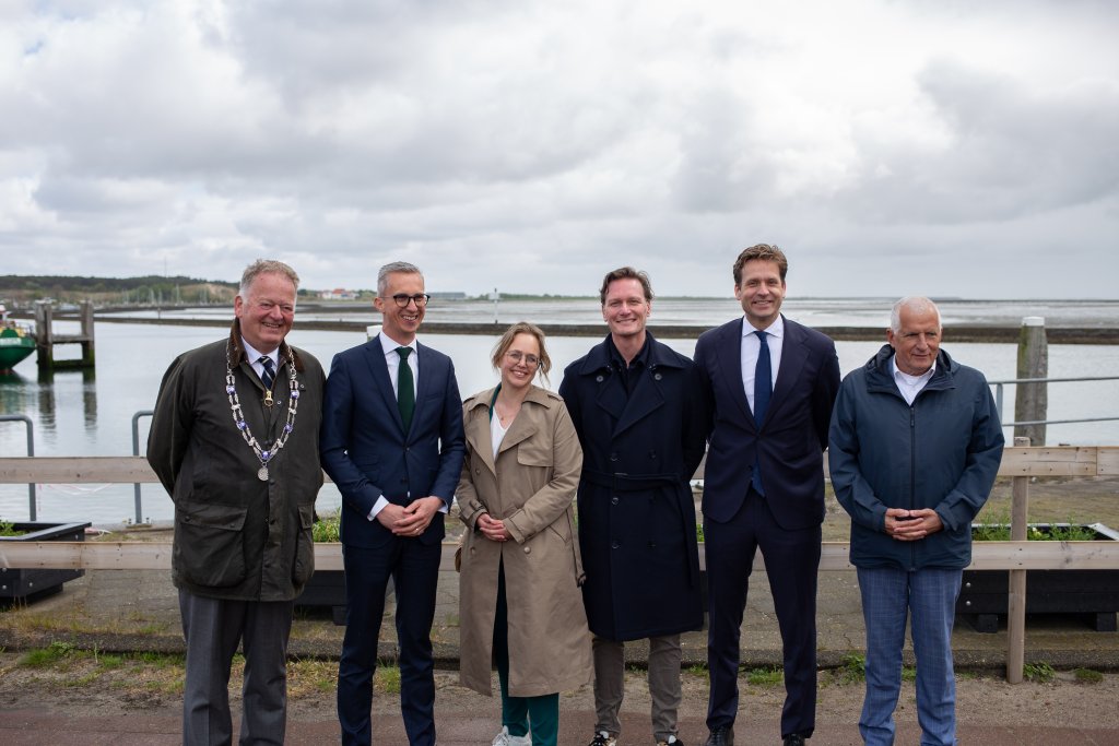 V.l.n.r. burgemeester Roel Cazemier, gedeputeerde Matthijs de Vries, Tweede Kamerlid Marieke Vellinga-Beemsterboer, Tweede Kamerlid Maarten Goudzwaard, minister Vincent Karremans, wethouder Bert Wassink
