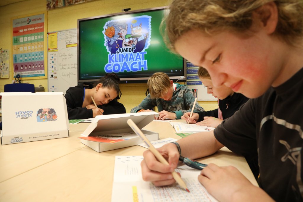 Leerlingen werken in de klas aan opdrachten van Junior Klimaatcoach