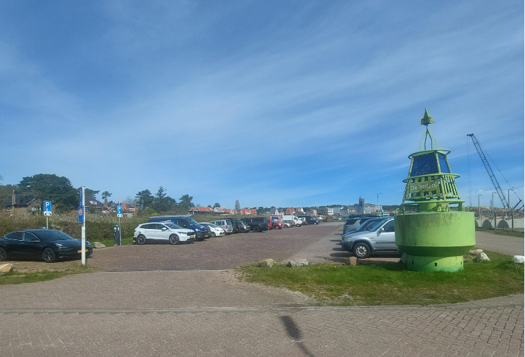 Auto's die geparkeerd staan op het parkeerterrein op de Werkhaven