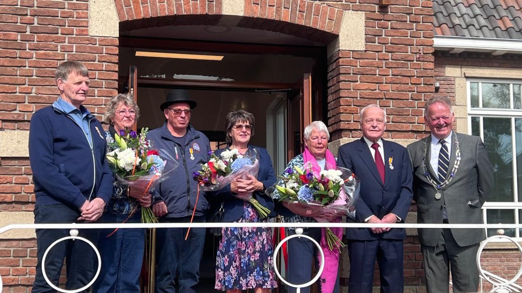 Burgemeester Roel Cazemier met Sipke Reltje Bakker, Wijbrand Mier en Jacob Andries Smit en hun partners voor het gemeentehuis