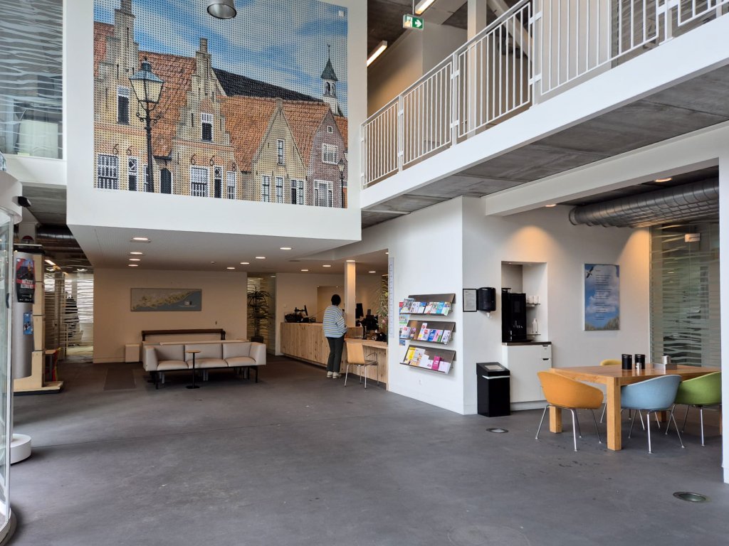 Publiekshal en balie van het gemeentehuis