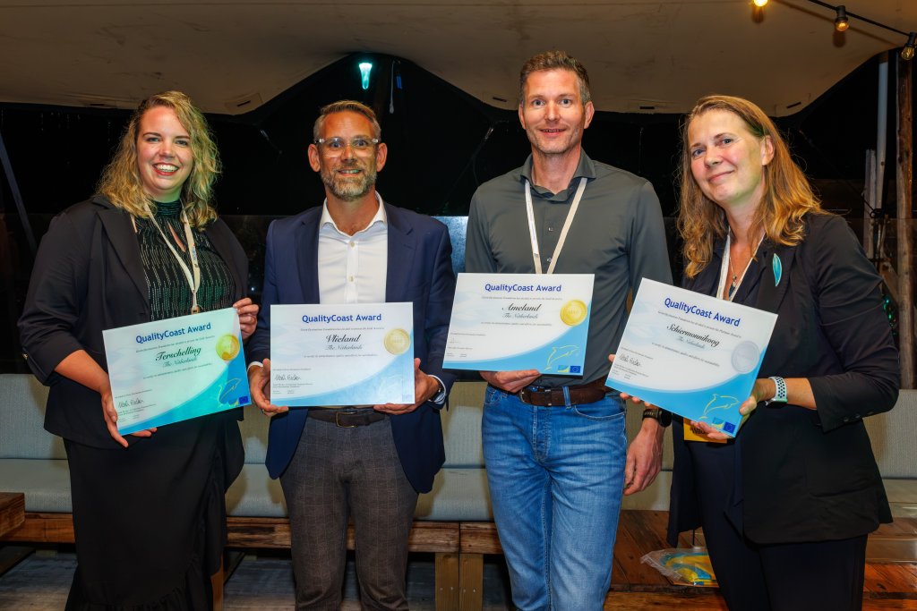 Awards worden in ontvangst genomen door Danielle Scheepstra van Terschelling, Stefan van Keijzerswaard van Vlieland, Theo Faber van Ameland en Ilja Zonneveld van Schiermonnikoog