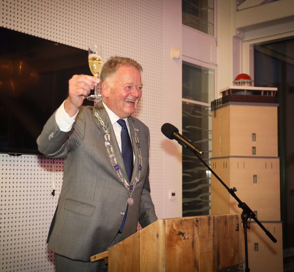 Burgemeester Roel Cazemier heft het glas tijdens de nieuwjaarsspeech in de publiekshal van het gemeentehuis