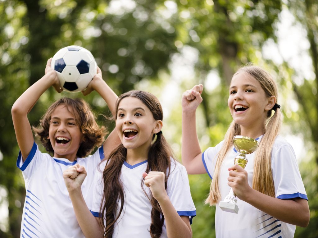 Juichende kinderen tijdens voetbal