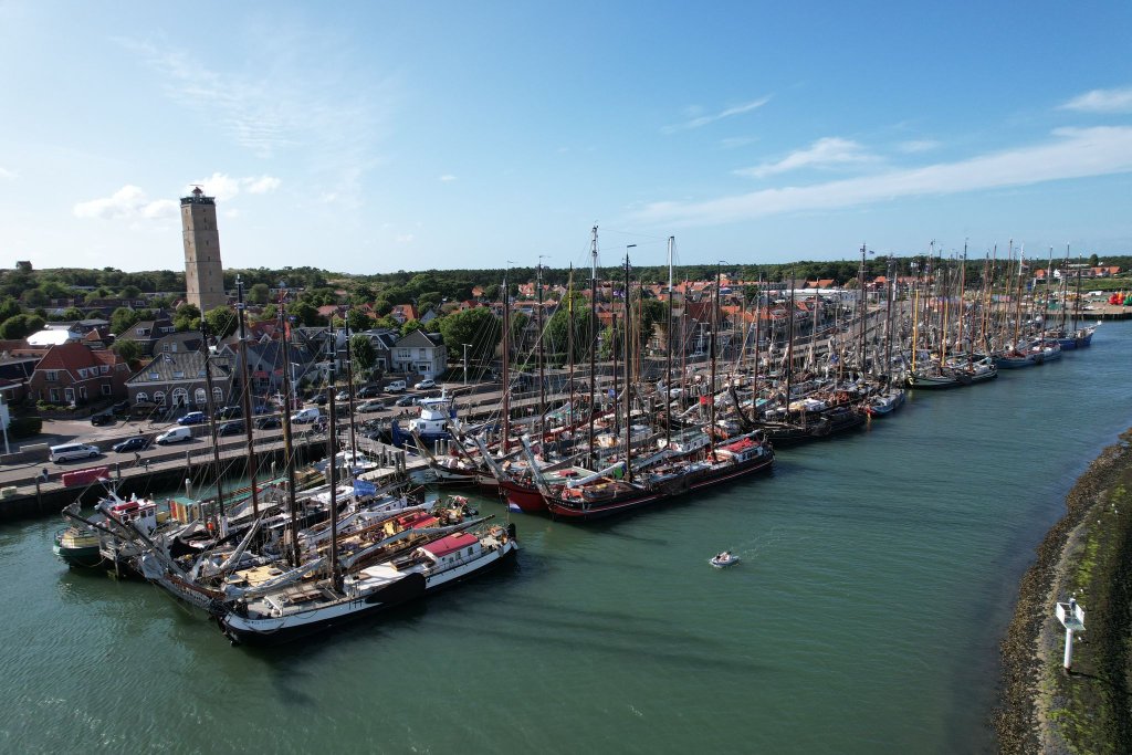 Dronefoto van de haven van West-Terschelling, met de Brandaris op de achtergrond