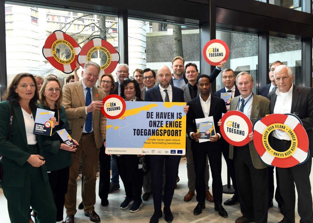 Petitieaanbieding haven Terschelling in Den Haag