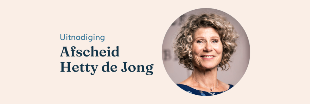 Beige achtergrond met foto van Hetty de Jong met de tekst: uitnodiging afscheid Hetty de Jong