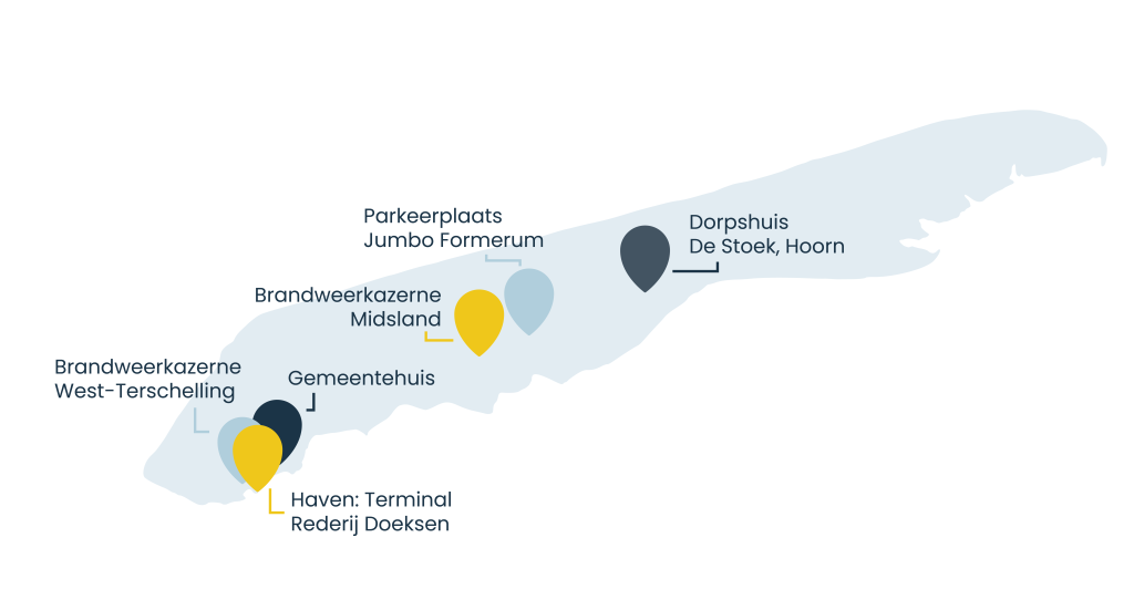 Kaart van Terschelling met daarop de locaties waar de brandweer aanwezig is bij een langdurige stroomstoring. Deze worden ook in de tekst benoemd.