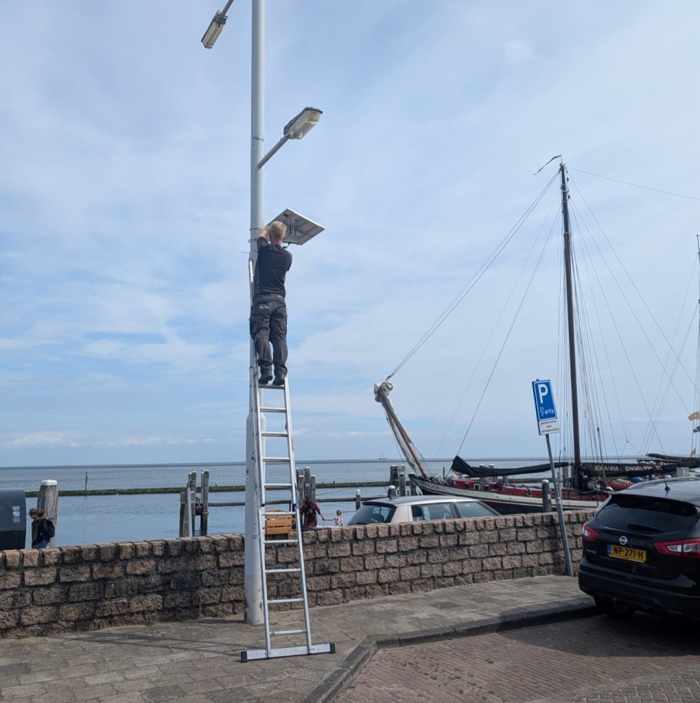 Telraam kastje wordt geplaatst in de haven van Terschelling