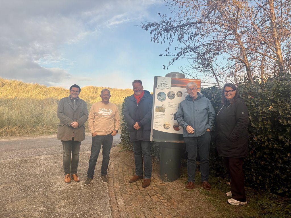 College van B&W op bedrijfsbezoek: groepsfoto