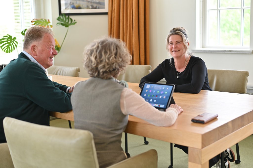Collega Maaike in gesprek met burgemeester en gemeentesecretaris