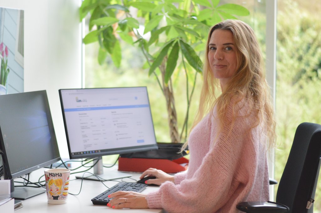 Nienke de Vries, werknemer van gemeente Terschelling, werkend achter de computer.