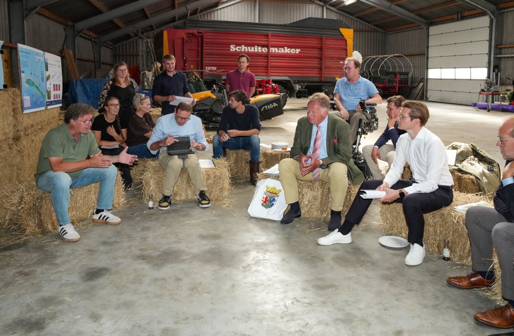 Wethouder, burgemeester, minister en andere aanwezigen met elkaar in gesprek