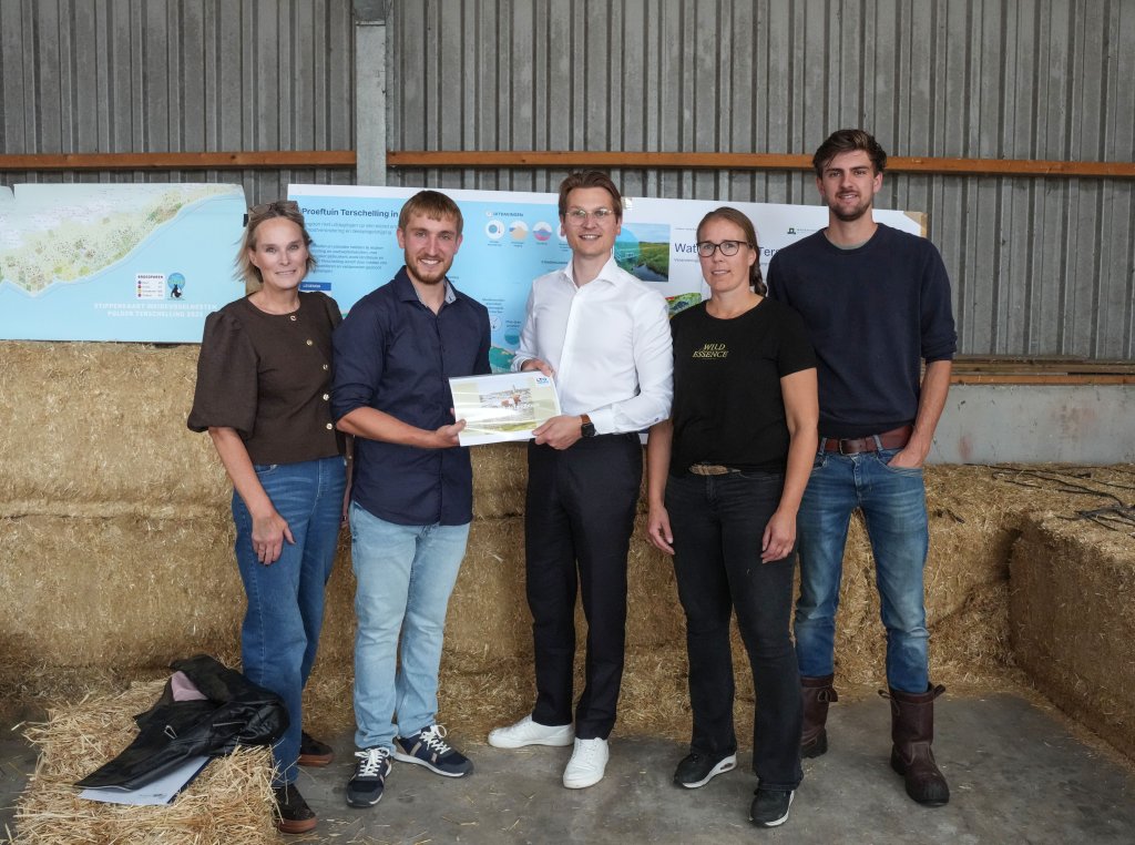 Groepsfoto van minister van Essen met vier eilanders 