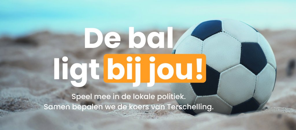 Decoratief beeld van een voetbal op het strand met de tekst 'De bal ligt bij jou! Speel mee in de lokale politiek. Samen bepalen we de koers van Terschelling.'