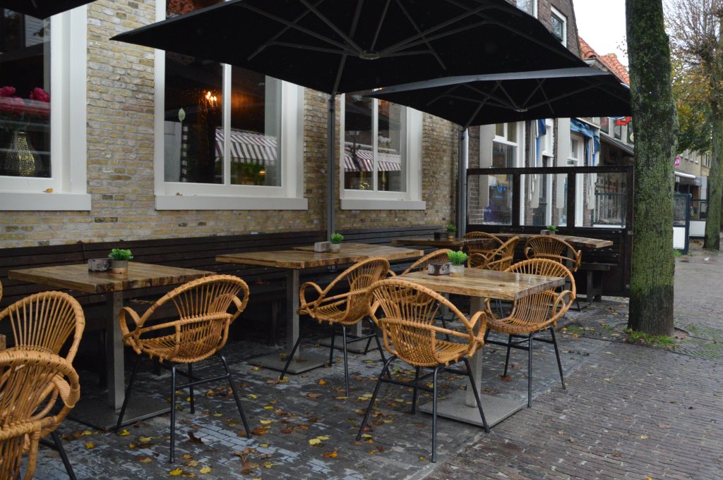 Een terras op Terschelling in de Toornstraat.