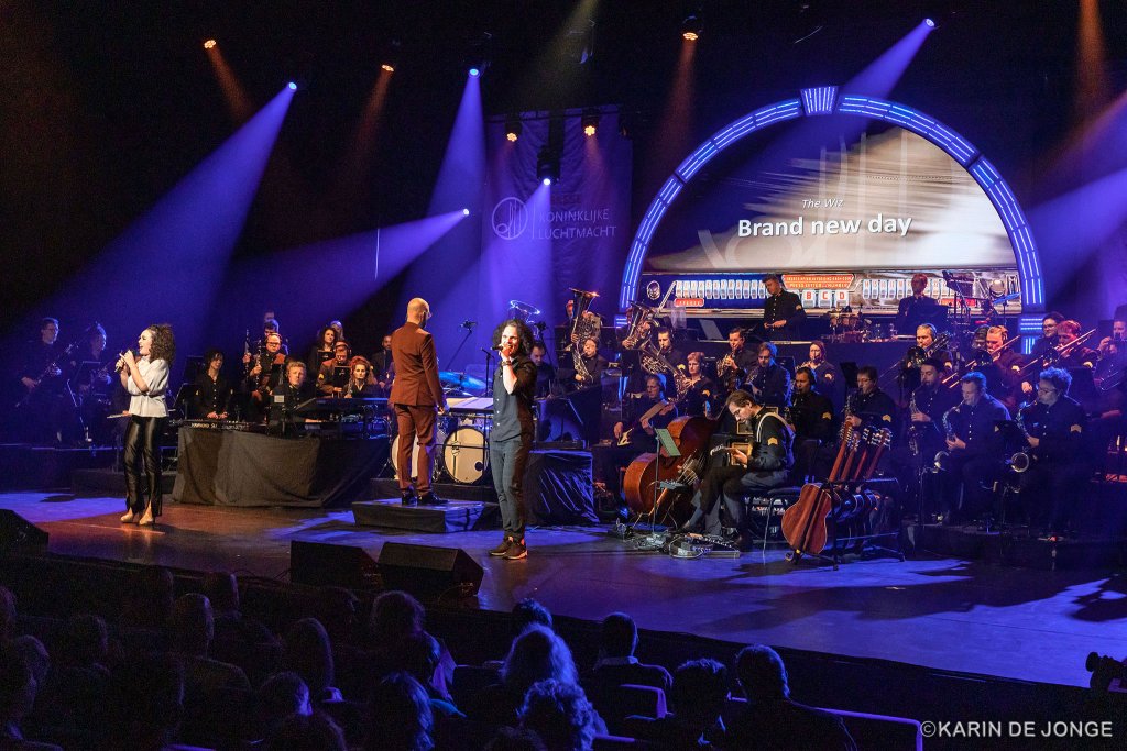 Het orkest van de Koninklijke Luchtmacht op het podium tijdens een concert