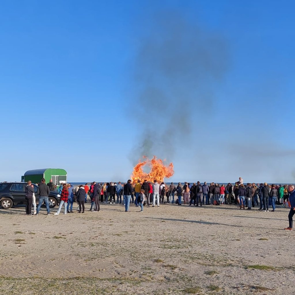Meivuur op het strand van Terschelling