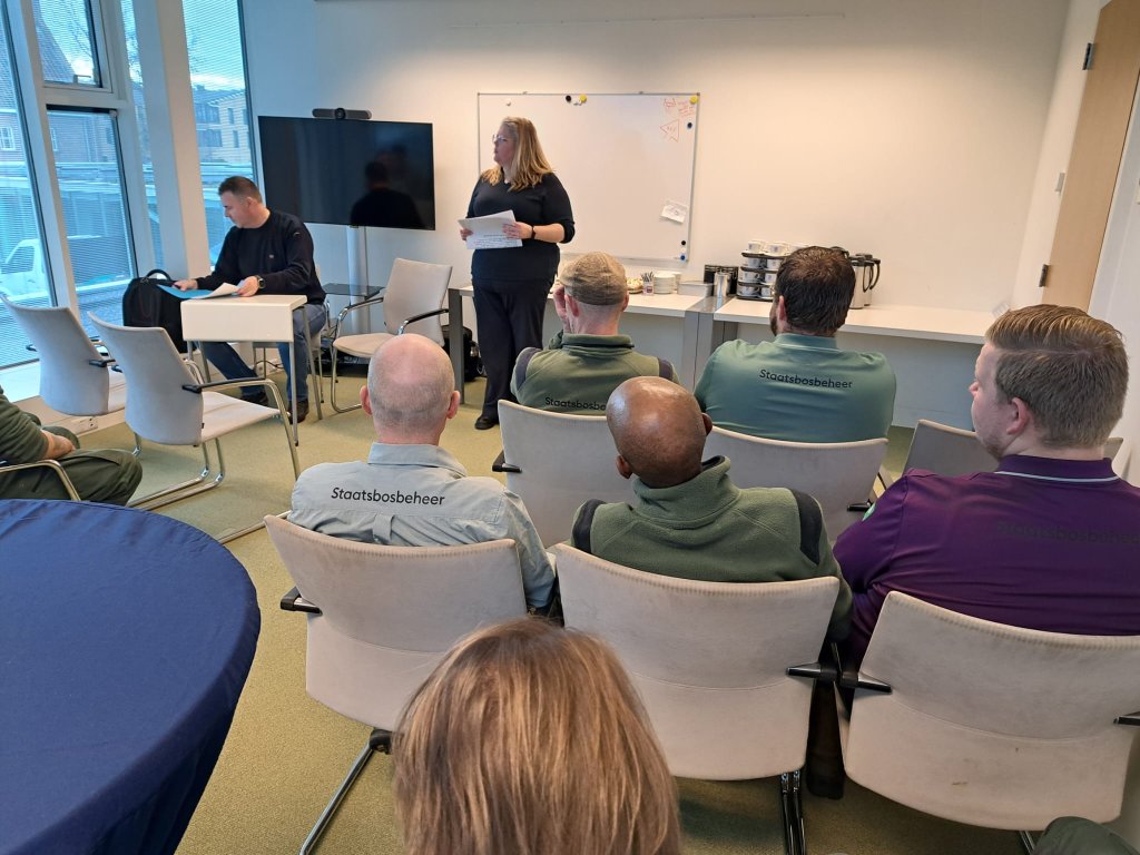 De werknemers zitten in een kamer van het gemeentehuis en wachten tot zij de eed af mogen leggen in het gemeentehuis.