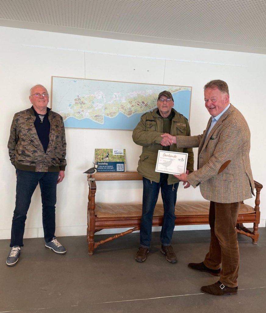 Burgemeester Roel Cazemier reikt oorkonde uit aan Steven Klijn en heeft hem een hand